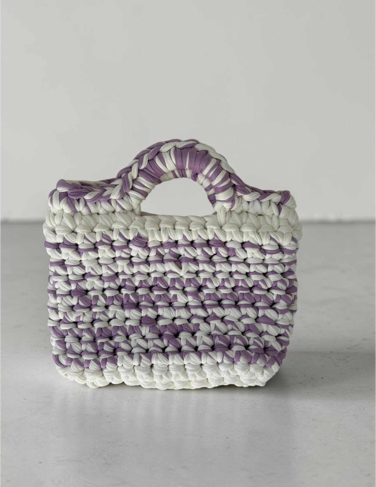 Borsa a Mano Artigianale in Fettuccia a Righe – Panna e Glicine